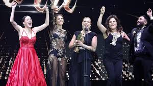 It has been granted by popular vote since 2005, and its presentation ceremony, normally held in december, is one of the main annual musical and television awards events held in. Conoce Todos Los Ganadores Del Copihue De Oro 2017