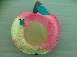 Apfel Laterne Passend Zu Unserem Apfelprojekt Haben Wir Mit Unseren Kindern Aus Papptellern Eine Kinderleichte Laternen Basteln Apfel Basteln Laternen Basteln