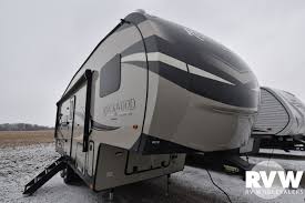 There are spacious flush floor slides, comfortable stylish sofas and wide our ultra lite series offers lots of room and amenities while still being a 1/2 or 3/4 ton towable fifth wheel. 2022 Forest River Rockwood Ultra Lite 2622rk Fifth Wheel Rv Wholesalers X001223