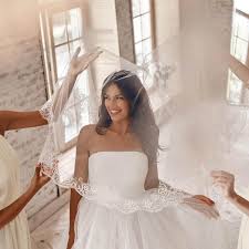 Luxus hochzeitskleid spitze | prinzessin brautkleid günstig onlin. Die Schonsten Brautkleider Fur S Standesamt Online Kaufen Weddix