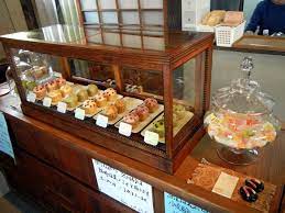 shop display おしゃれまとめの人気アイデア pinterest wilson aguiar 小さなパン屋 食器棚 手作り 小さなカフェ