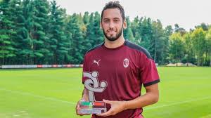 İlk defa 2011 yılının kasım ayında bir hazırlık maçında a takımıyla birlikte sahaya çıktı. Hakan Calhanoglu Milan Da Ayin Oyuncusu Secildi