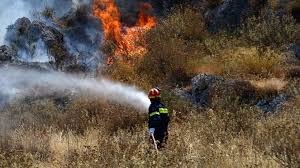 Οι φλόγες καίνε χορτολιβαδική έκταση, ενώ δεν κινδυνεύουν κατοικημένες περιοχές. Krhth Dyo Syllhpseis Gia Th Fwtia Sthn Agia Barbara