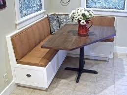 وضع الطاولات في زاوية المطبخ من احد الديكورات الجميلة الحديثة مجلة البيت تصميم داخلي و ديكورات