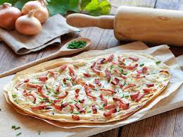 Ein Hauchdunner Flammkuchen Ist Schnell Gezaubert Hier Finden Sie Das Klassische Rezept Fur Elsasser Flammkuch Flammkuchen Rezept Rezepte Pizzabrotchen Rezept