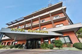 Bathrooms include showers, slippers, bidets, and complimentary toiletries. Hotel Best Western Oliveto Desenzano Del Garda Vtours