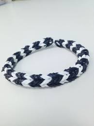 Black And White Bracelet Rainbow Loom Bracelet 3 Pin Fishtail Using The Monster Tail Black White Rainbow Loom Bracelets Rainbow Loom Creations Rainbow Loom