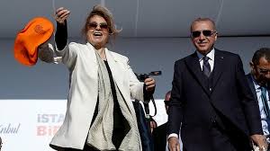 İstanbul'da edebiyat öğretmen olan küçük hakkında, ntv'de yaptığı konuşma ve hanefi avcı ile olan gönül ilişkisi nedeniyle, milli eğitim bakanlığınca soruşturma yapılıyor. 90 Larda Oldurulen Kurt Is Adamlari Kimler Sonraki Surecte Neler Yasandi