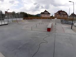 V místě někdejšího skateparku, který byl roky ve velmi špatném stavu, mohou nyní sportovci využívat moderní sportovní areál zahrnující nejen zbrusu nový skatepark, ale i. Skatepark Decin Dokoncujeme Mystic Constructions Facebook