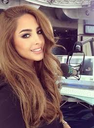 Soft Caramel Hair Color All Over Looks Very Feminine Light Hair Color Hair Color Caramel Honey Hair Color