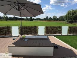 Wunderschon Gestaltete Terrasse Mit Herrlichem Ausblick Auf Die Natur Der Gartenzaun Umrandet Das Grundstuck Ohne Dass Man Naturzaun Gartengestaltung Garten