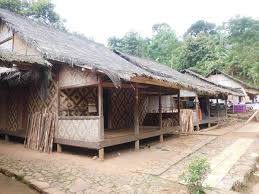 Nah, di daerah banten kamu bisa menemukan rumah adat yang terbuat dari pohon mahoni untuk tiangnya dan anyaman bambu untuk dindingnya ini. Rumah Adat Banten Serta Penjelasannya Tambah Pinter