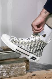 Sneaker b23 haute dior oblique et imprimé dior and alex foxton. Dior B23 High Top Kaws X Kim Jones Review