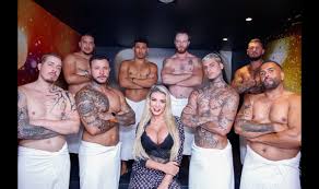 Andressa Urach com vários homens em uma cena de paixão desenfreada