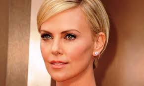 Η σαρλίζ θερόν μπορεί να μην πήγε σπίτι της το βράδυ της κυριακής με κάποιο από τα βραβεία που απονεμήθηκαν στα sag awards, κατάφερε ωστόσο να κερδίσει τις εντυπώσεις με τις στιλιστικές. Agnwristh H Sarliz 8eron Phre 16 Kila Gia Th Nea Ths Tainia Arxeio Real News Life Real Gr