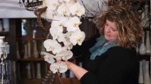 Don't forget to think on how to create a cascading wedding bouquet if you want to make the bride stunning in her big day. How To Make A Cascading Bouquet With Silk Or Fresh Flowers And Foliage Holidappy