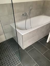 Badewannentausch wanne in fixer aus und einbau der kosten für eine badsanierung was ist ein fairer preis ᐅ duschumbau in 9 stunden von innobad hier klicken preis vergleich wie viel kostet eine badewanne badratgeber com was kostet ein bad kostenrechner tipps obi dusche oder badewanne eine entscheidungshilfe für das bad. Hausmeisterservice Kodrolli Fliesenverlegung Und Einbau Einer Badewanne Hausmeisterservice Kodrolli