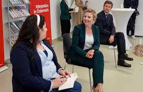 Susanne raab austria age, dob, instagram, twitter, facebook 3:48 am biography susanne raab (née knasmüller; Fokus Frau Arbeit Gibt Selbstvertrauen Sicherheit Und Zuversicht Salzburg