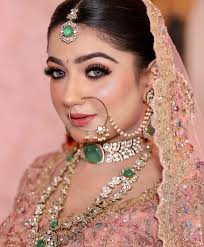 Mohabbat aur baghawat ke beech koi laker nahi hoti... Ishq aur inqalab ke  beech koi farak nahi hota. . . @sanyashifa 💄 @poshak_labell 👗  @bridal_jewellery_by_gjint 💍 @vividsnap_clicks 📸 . . #model  #jigyasachawla #