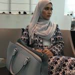 Zara mendapat pendidikan dalam bidang teater daripada akademi seni. Latarbelakang Sebenar Pelakon Zara Zya Encikshino Com