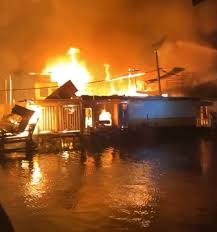 เมื่อเวลาประมาณ 20.00 น.ของวันที่ 31 กรกฎาคม 2564 ได้เกิดเหตุเพลิงไหม้ตลาดร้อยปี หมู่ที่ 1 ต.บ้านแพ้ว อ.บ้านแพ้ว จ.สมุทรสาคร ซึ่งตั้ง. Y8ume Jed Rzhm