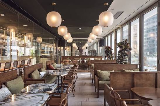 1 Rue de la Fontaine du But – Un bistrot chaleureux et intimiste niché au calme de la butte, réputé pour sa bistronomie moderne et ses produits de saison.