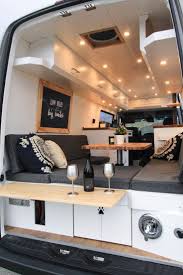 Dieser Van Wurde Fur Ein Paar Aus Oklahoma Gebaut Inspiriert Durch Das Durchwandern Dieser Van Wurde Fur Ein Paar A Van Interior Van Life Diy Van Living