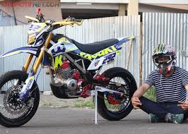 Ini juga yang ada di benak raymond, pekerja di jakarta yang ingin memiliki supermoto. Kawasaki Klx 150bf Pelarian Ban Tahu Hilang Kental Aura Husqvarna Gridoto Com