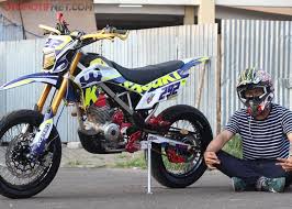 Modifikasi klx 150 supermoto motor kawasaki buat adventure via modifikasiimotorr.blogspot.com. Kawasaki Klx 150bf Pelarian Ban Tahu Hilang Kental Aura Husqvarna Gridoto Com