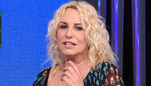 Ms notaro was initially told by renowned talk show host maurizio costanzo that she could keep the scarf on if she. Gessica Notaro Eta Altezza E Peso Chi E La Miss Sfregiata Con L Acido Dall Ex Fidanzato Caffeina Magazine