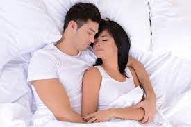 افضل طريقه للنوم في حضن الزوج نوم الزوجين ممع بعضهما لبعض صور بنات