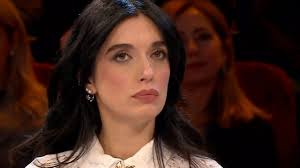 Jessica, maschera a teatro, perde tutto ad Affari Tuoi: "Sono pessimista,  ho studiato troppo Leopardi"