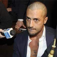 Un aspetto fisico completamente nuovo per fabrizio corona, uscito da qualche giorno dalla cella poco dopo fabrizio corona, passato il momento di commozione, aveva voluto fare un altro post per. Tutti I Tagli Di Capelli Di Fabrizio Corona Paperblog Tagli Di Capelli Capelli Tagli