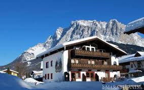 Ehrwald was suggested to me as great area to relax & do walks. Haus Sonnenwinkel Tirol Brigitte Schultheis In Ehrwald Ehrwald Ferienwohnung Appartement Privatzimmer Pension Bed And Breakfast Gunstig Urlaub Beim Privaten Zimmer Und Appartementvermieter Zugspitze Tirol Sommer
