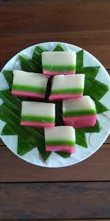 Tepung ubi digunakan untuk memberi efek berkilat pada kuih lapis. Namakucella Kuih Lapis Tepung Ubi