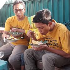 Tambahkanlah garam, gula & kaldu ayam secukupnya, setelah itu masak hingga tempenya setengah matang & bumbunya cukup meresap. Lentog Tanjung Khas Kudus Kuliner Sederhana Menu Sarapan Favorit Orang Terkaya Di Indonesia