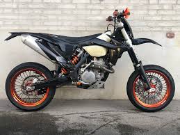 With the ktm 950 supermoto finally someone delivers on the supermoto promise, combining the agility watch the ktm 990 supermoto take on the ducati hypermotard and the bmw megamoto. Supermoto Lifestyle Supermoto Lifestyle Schweiz Gas To Play Gmbh