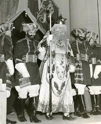 Shortly after the photos resurfaced, people began to question kemper's involvement in the annual gala, which has a racially charged history and which takes place every december in st louis, missouri. Twitter Uproar Descends On St Louis Actress Ellie Kemper Years After She Was Crowned Veiled Prophet Queen Metro Stltoday Com