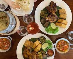 Karenanya, rumah makan ampera punya beberapa cabang di kotanya kang ridwan kamil ini, tapi yang paling terkenal ada di jl. 7 Rumah Makan Sunda Di Bandung Paling Recomended Restoran Bandung