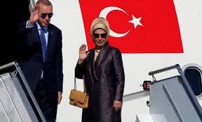 Hande fırat, 10 eylül 1974'te ankara'da doğdu. Hande Firat In Emine Erdogan In Cantasi Cakma Yazisina Tepki Macron A Golluk Pas Olmus