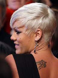 A tinge pink and blonde is the ultimate combo to present you as a fashionista in front of everyone. Frisuren Die Besten Looks Hairstyles Desired De Short Punk Hair Pink Singer Hairstyles Punk Hair
