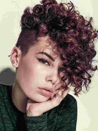 undercut locken frauen so wunderschon konnen sie kurze haare stylen in 2021 kurze lockige haare frisuren kurze haare stylen kurzhaarfrisur locken