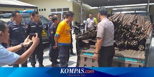 Melalui berbagai produk dan layanan yang berkualitas dan tepat sasaran, solusi finansial bca mendukung perencanaan keuangan pribadi dan perkembangan nasabah bisnis. Begini Cara 15 Satpam Pg Semboro Mencuri Besi Tua Dari Pabrik Halaman All Kompas Com