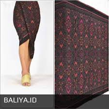 Ambil kain yang dimaksud dan tarik dengan lembut dari sisi ke sisi, dari atas ke bawah, lalu secara. Gambar Kain Tenun Tanimbar Kebaya Modern Baliya Id Tenun Ikat Kain Tenunan