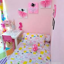 Yang penting untuk diingat dalam mendesain kamar anak tidur perempuan adalah dekorasi ruangan yang bisa tahan lama dan ikut tumbuh bersama. Warna Cat Kamar Tidur Pink Sederhana Ukuran Kecil Remaja Perempuan Desainer Interior Indonesia