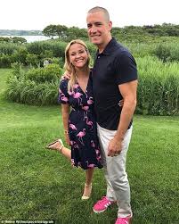 Elképesztő az eredmény és igazi bombanő lett belőle. Reese Witherspoon Sends Birthday Wishes To Hubby Jim Toth Daily Mail Online