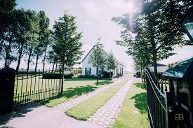 karrenspoor in oprit naar boerderij buro buitenom exterieurontwerpers landelijke tuinen homify voortuin landschapsontwerp tuin