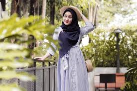 Baju gamis ini sekarang juga ada yang terbuat dari kain batik. Model Baju Gamis Simple Terbaru Hijabfest