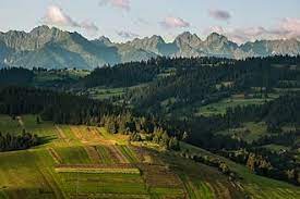 Sie liegen in der tatra (slowakisch tatry), bestehend aus westtatra, hoher tatra und belaer tatra (slowakisch západné tatry, vysoké tatry, belianske tatry), sowie in der südwestlich davon gelegenen niederen tatra (slowakisch nízke tatry). Hohe Tatra Slowakei Reisefuhrer Auf Wikivoyage