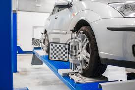 Übersteuern => das heck bricht in der kurve aus. Auto Auf Stander Mit Sensoren Rader Fur Ausrichtung Sturz Kontrolle Fototapete Fototapeten Sturz Anpassung Chassis Myloview De